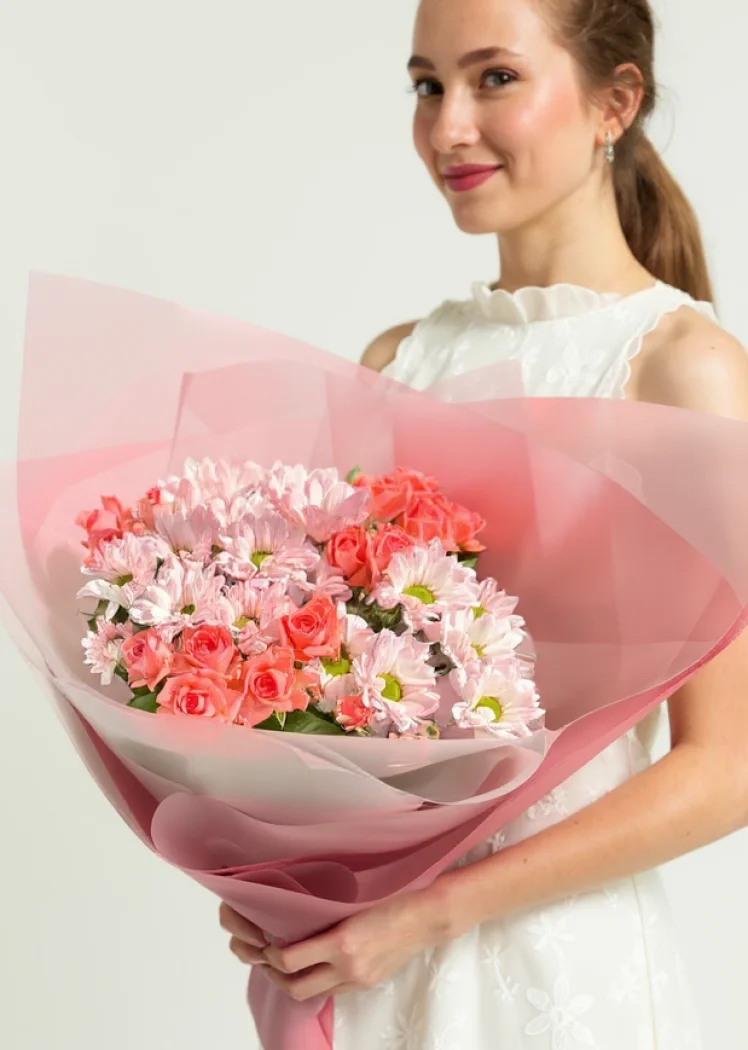 Букет из 6 кустовых роз и 3 кустовых хризантем